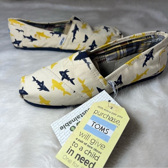 NWT TOMS shark week slippers white blue flat shoes rubber sole summer coastal - Picture 4 of 8